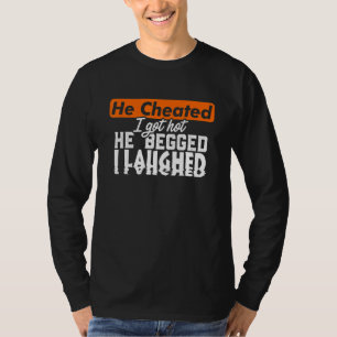 だまされた離婚した女の男独身の熱い詐欺師のギャグ Tシャツ