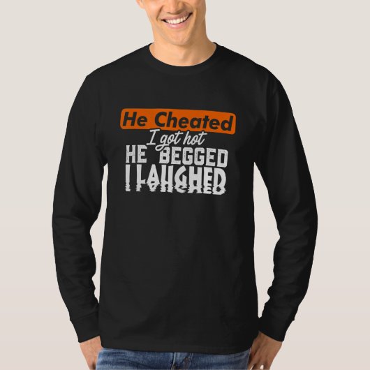 だまされた離婚した女の男独身の熱い詐欺師のギャグ Tシャツ (正面)