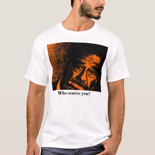 だれがおびえさせますか。 Tシャツ (正面)