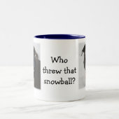 だれがその雪玉を投げたか ツートーンマグカップ (中央)
