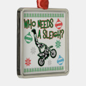 だれがそりのDirtbikeの競争のクリスマスのセーターを必要とするか メタルオーナメント (右)
