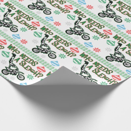 だれがそりのDirtbikeの競争のクリスマスのセーターを必要とするか ラッピングペーパー (角)