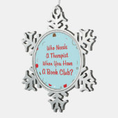 だれがセラピストのオーナメントを必要とするかブッククラブか- スノーフレークピューターオーナメント (右)