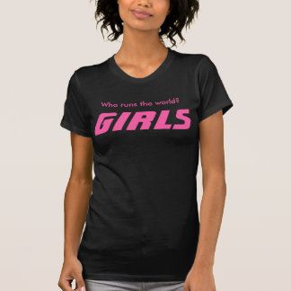 だれが世界を走るかTシャツか。 女の子 Tシャツ