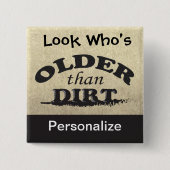 だれが土の誕生日より古いか見て下さい 缶バッジ (正面)