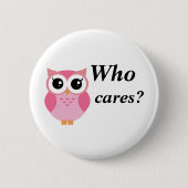 だれが気になりますか。 かわいいピンクの漫画のフクロウ 缶バッジ (正面)