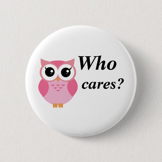 だれが気になりますか。 かわいいピンクの漫画のフクロウ 缶バッジ (正面)