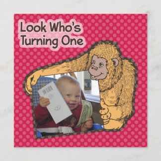 だれが1匹の誕生日のパーティの招待状を回しているか見て下さい 招待状