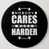 だれも仕事のやる気を起こさせるな引用文をより懸命に気にしません 缶バッジ (正面)