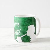 ちょうどここにマグ-緑--を笛を吹くため コーヒーマグカップ (正面右)