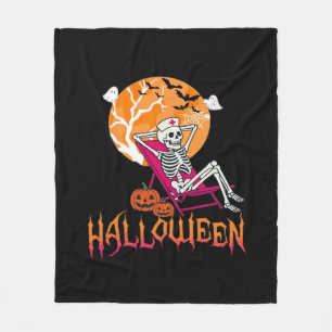 ちょうどハロウィンサマーナーススケルトンPを待っている フリースブランケット