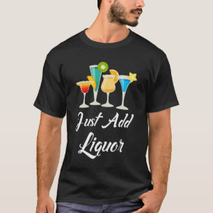 ちょうどバーテンダーをパーティを楽しむアルコール飲料のカクテルを加 Tシャツ