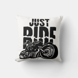 ちょうど乗車のオートバイのデザイン クッション