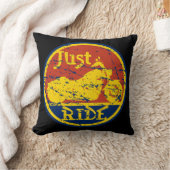 ちょうど乗車のオートバイの装飾的な枕 クッション (ブランケット)