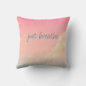 ちょうど呼吸引用文ピンクスカイ雲モダン クッション (裏面)