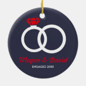 ちょうど婚約したで、結婚したなクリスマスのオーナメントのギフト セラミックオーナメント (裏面)