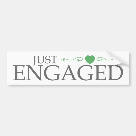 ちょうど婚約した(緑のハートスクロール) バンパーステッカー (正面)