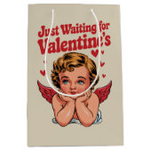 ちょうど待っているバレンタインのレトロベビーキューピッド愛 ミディアムペーパーバッグ (正面)