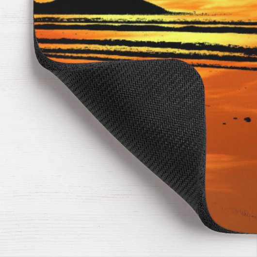 ちょうど日没でビーチの平和なヨガの姿勢を呼吸して下さい マウスパッド (コーナー)