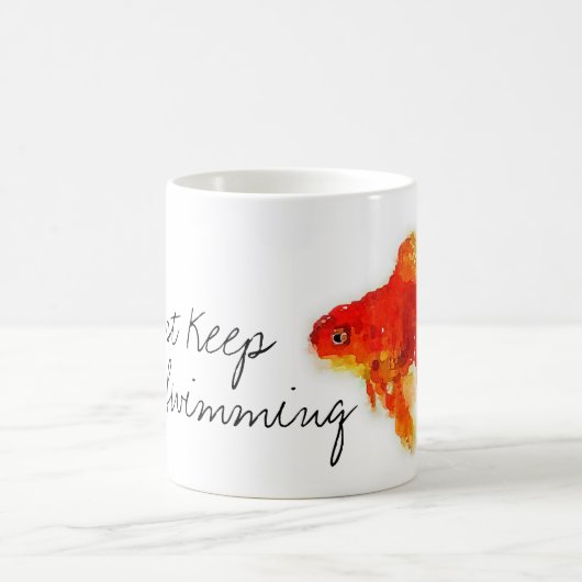 "ちょうど水泳"の金魚のコーヒー・マグ保って下さい コーヒーマグカップ (中央)