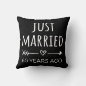 ちょうど６０年前に結婚しました。 クッション (裏面)
