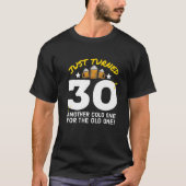 ちょうど30歳の古い30誕生のために冷たい1を回した Tシャツ (正面)