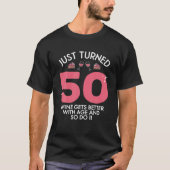 ちょうど50歳の誕生日で50のワインを良くした Tシャツ (正面)