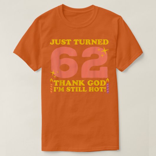 ちょうど62神感謝してい私はまだ熱い62番目の誕生田 Tシャツ (デザイン正面)
