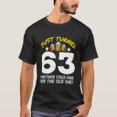 ちょうど63歳の古い1歳の63誕生のために冷たい1歳になった Tシャツ (正面)