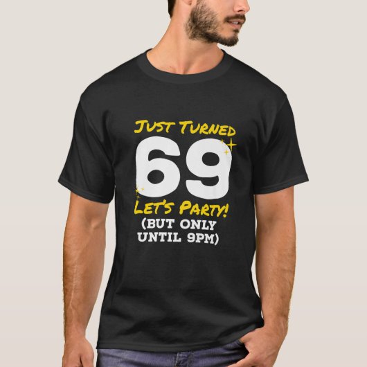 ちょうど69パーティーを19おもしろい時69時間誕生日 Tシャツ (正面)