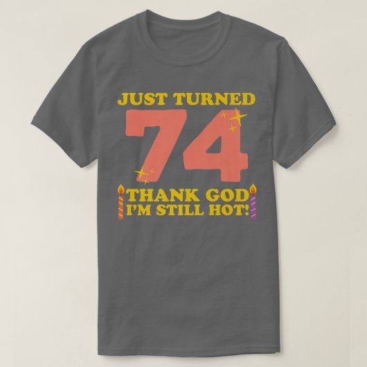 ちょうど74神感謝していはまだ熱い74番目の誕生日 Tシャツ (デザイン正面)