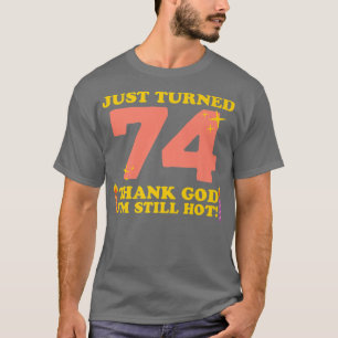 ちょうど74神感謝していはまだ熱い74番目の誕生日 Tシャツ
