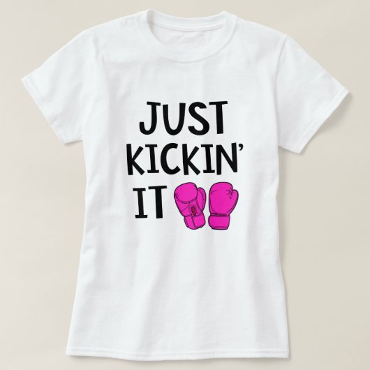 ちょうどKickinそれおもしろいなKickboxingのクラスのギフト Tシャツ (デザイン正面)