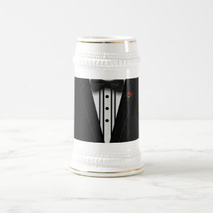 ちょうネクタイが付いている黒いタキシード ビールジョッキ