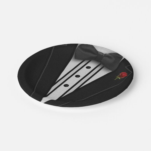 ちょうネクタイが付いている黒いタキシード ペーパープレート (アングル)