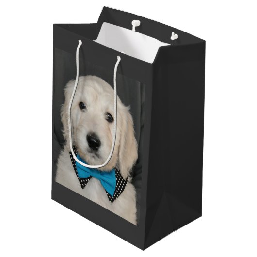 ちょうネクタイのギフトバッグのGoldendoodleの子犬 ミディアムペーパーバッグ (裏面アングル)