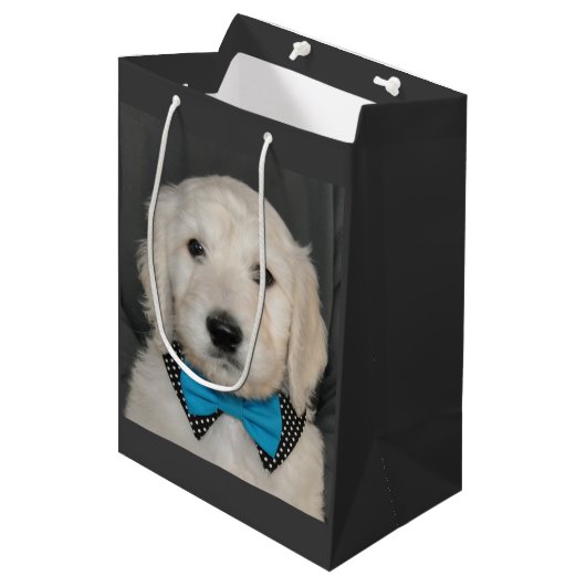 ちょうネクタイのギフトバッグのGoldendoodleの子犬 ミディアムペーパーバッグ (正面アングル)