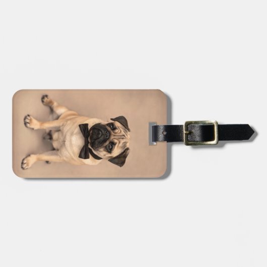 ちょうネクタイを持つかわいい子鹿のパグ犬 ラゲッジタグ (正面横)