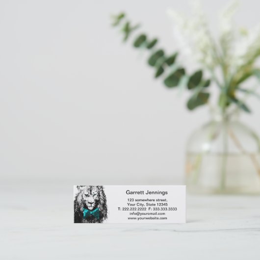 ちょうネクタイを持つハンサムなライオン スキニー名刺 (スタンド正面)
