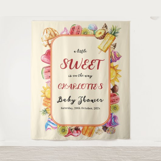 ちょっとしたスウィートなサプライズがやってくる! アイスクリーム ベイビー シャワーパーティー タペストリー (正面)