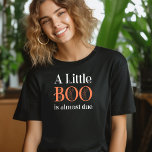 ちょっとしたブーがハロウィーンの原因だ Tシャツ<br><div class="desc">Little Booはママの存在やジェンダーの明け方のホステス、秋妊娠の発表やハロウィーンをテーマにした赤ちゃんシャワーに最適なシャツに近い。「小さなブーが期限が近い」とオレンジと白の不気味なクモの巣のレタリングで書かれている。色を変もし更するには、デザインツールを使用して編集する。調整招待状とイベントデコールの日は、幽霊と魔法ポーションのコレクションと私のハロウィーンのベビーシャワーで見つけることができる。</div>