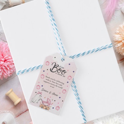 ちょっとしたブーちゃんがもうすぐ生まれる ピンクのベイビーシャワーパーティ ギフトタグ
