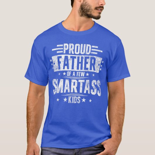 ちょっとした生意気な家族と友達を誇りに思う父親 Tシャツ (正面)