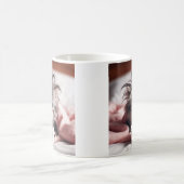 ちょっとコーヒーが必要で起きてるだけ子猫。 コーヒーマグカップ (中央)