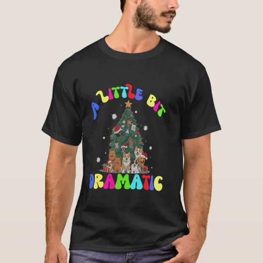 ちょっとドラマチックな犬のクリスマスツリー Tシャツ (正面)