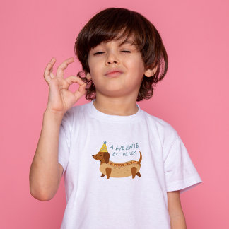 ちょっと大人になったダックスフンドのウィナードッグの男の子 トドラーTシャツ
