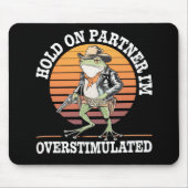 ちょっと待ってよ、パートナー。俺は刺激過剰なカウボーイ・フロッグだ、 マウスパッド (正面)