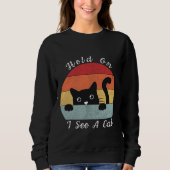 ちょっと待って、猫がいるよ。遊び好きでユーモアのある猫がこっちを見てる！ スウェットシャツ (正面)