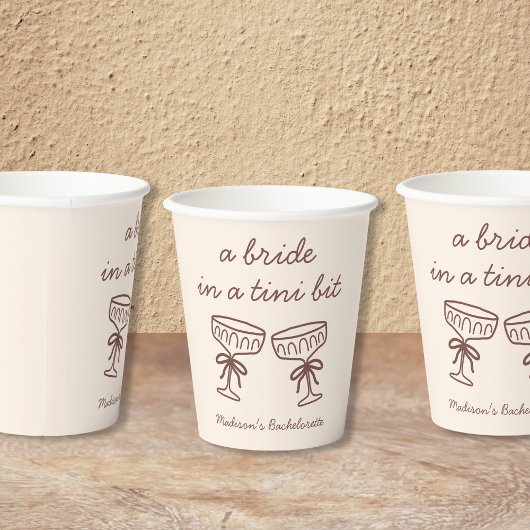 ちょっぴりエスプレッソマティーニを楽しむ花嫁のバチェロレッテパーティ 紙コップ