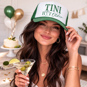 ちょっぴり大人なユーモア満載のマティーニ バースデー トラッカー ハット TINI
